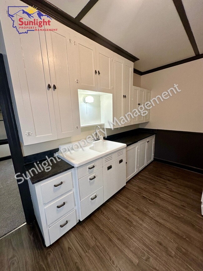 Building Photo - 1 Bed, 1 Bath with Garage and off Street Parking