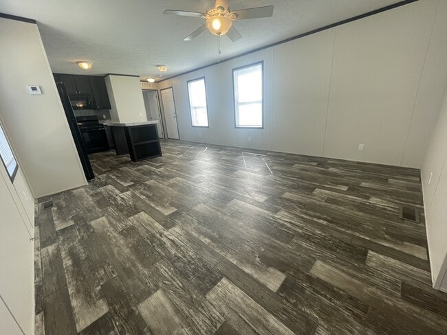 Building Photo - 15945 Villaire Ave