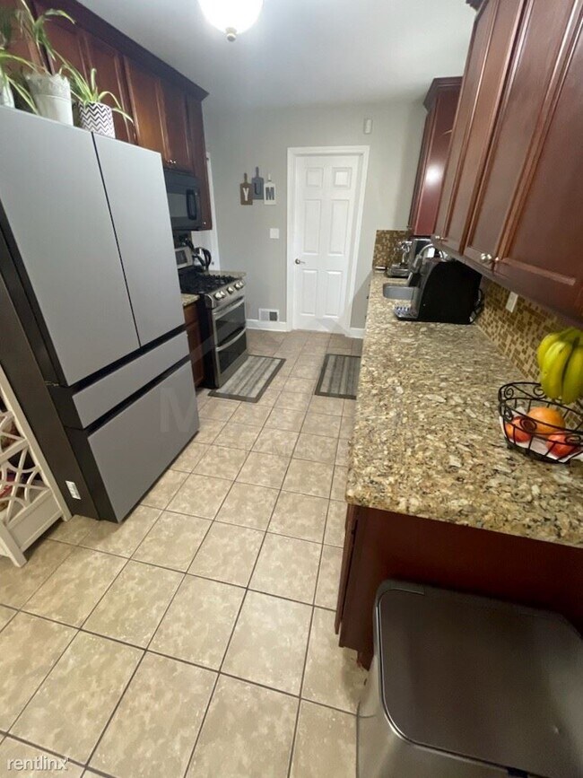 Foto del edificio - 4 br, 3 bath House - 18994 Irving St