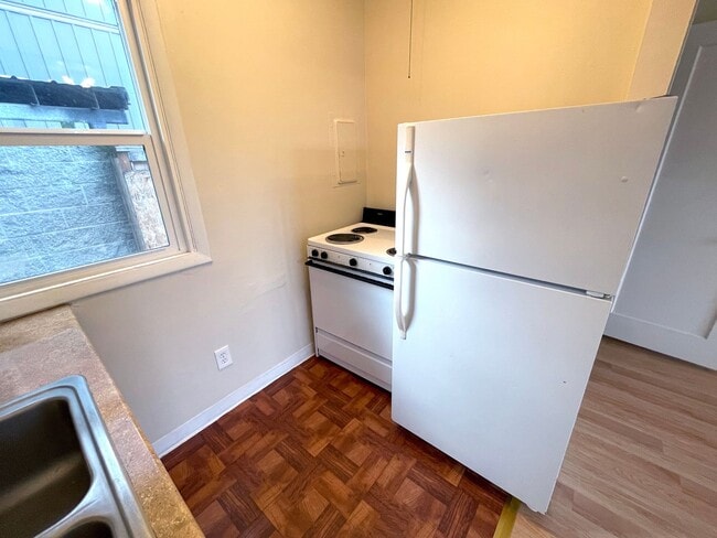 Building Photo - Bright 1 bedroom Woodlawn Apartment - Avai...