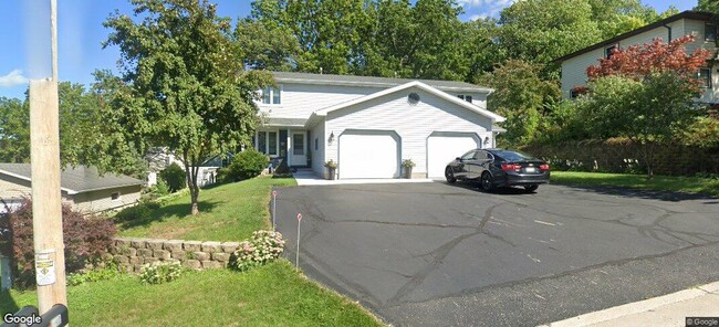 Front - 840 Teutonia Dr