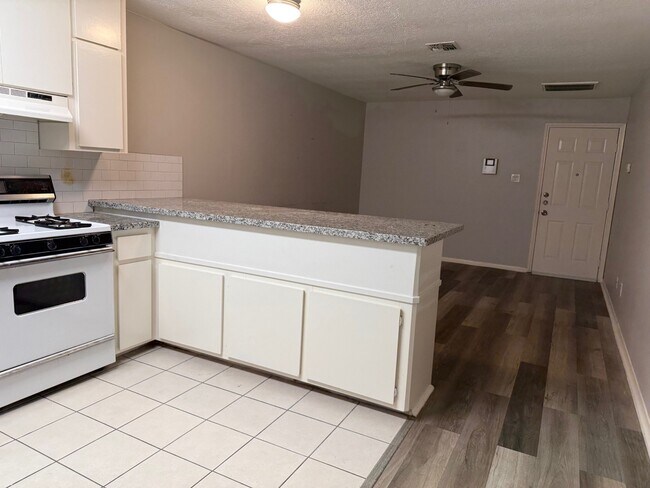 Foto del edificio - 400 W Texas Ave