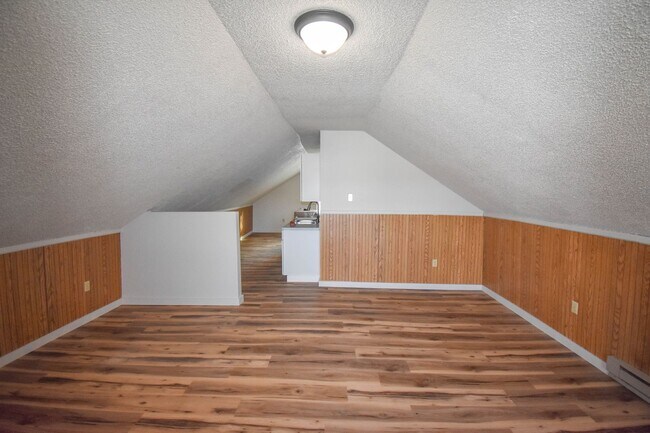 Building Photo - Studio Apartment in Mill Hall Close to Greenhouse!