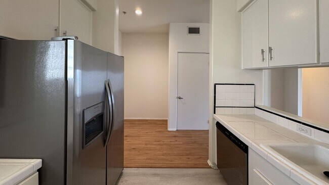 Building Photo - 127-133 S. Flores St.-4E