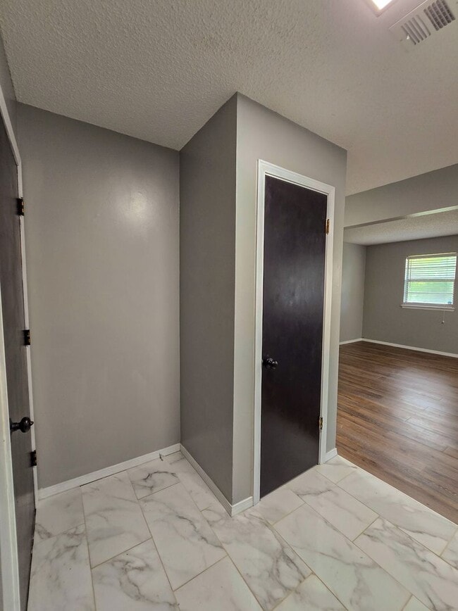 Building Photo - 3 Bedroom 2 Bath home in Shawnee!