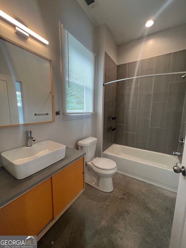 Building Photo - 221 North Ave