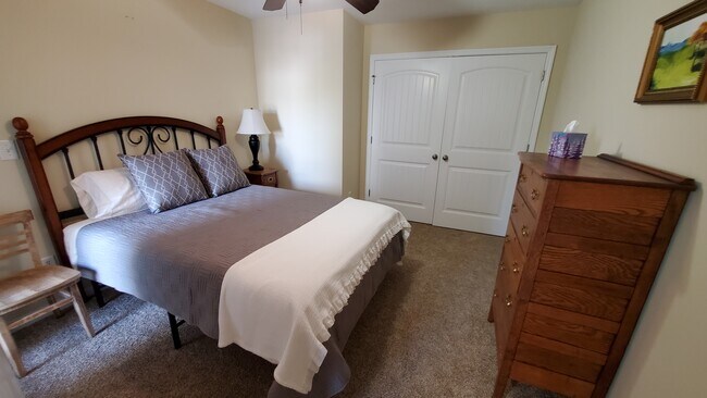 Segundo dormitorio, ubicado en el segundo piso. - 304 W 18th St