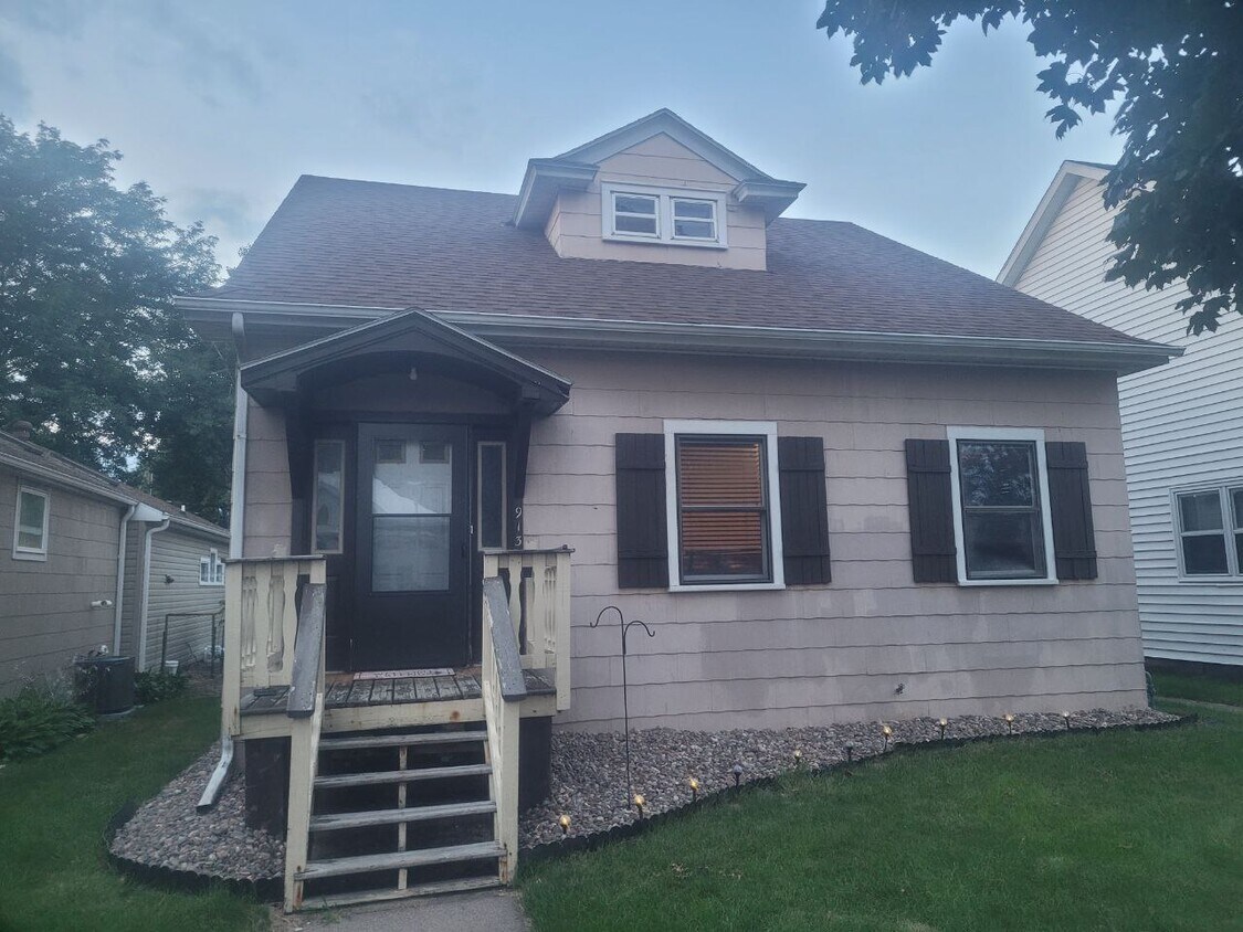 913 Adams St, La Crosse, WI 54601 House Rental in La Crosse, WI