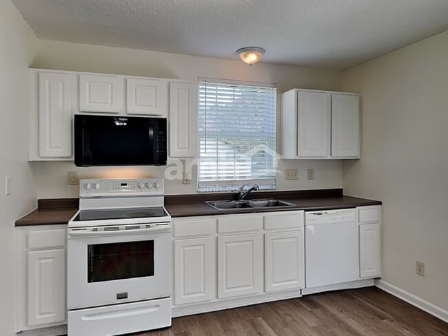 Building Photo - 821 Barbee Farm Dr