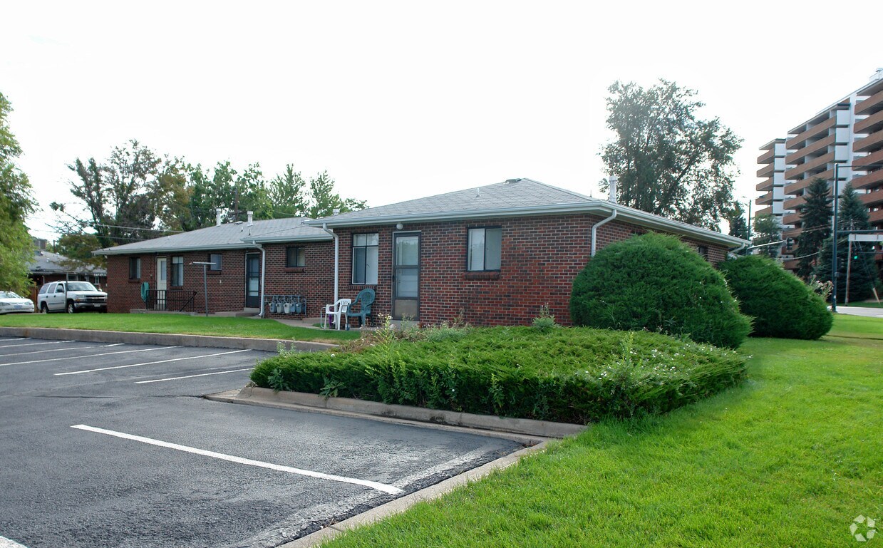 Primary Photo - 4445-4481 E Yale Ave
