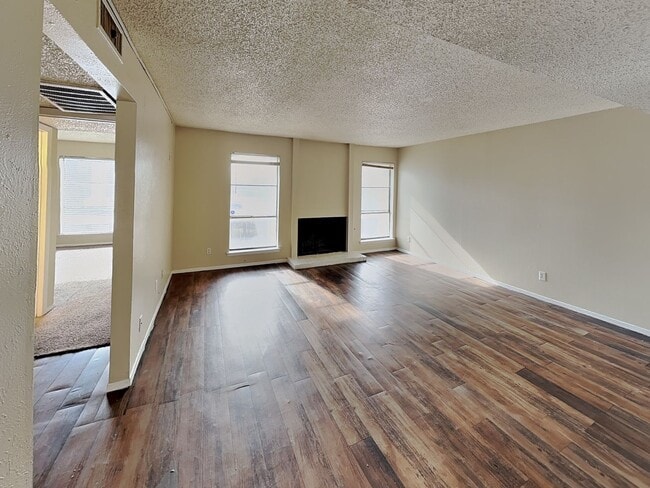 Building Photo - Adorable 2-Bedroom, 2-Bath Condo in Woodhaven – Gated Community!