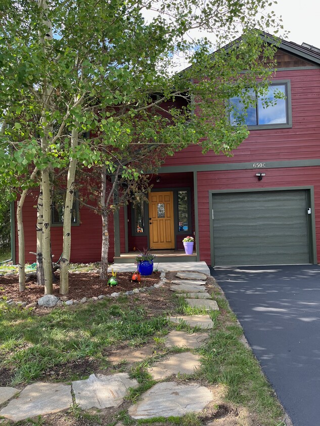 Foto principal - 650 Belford St