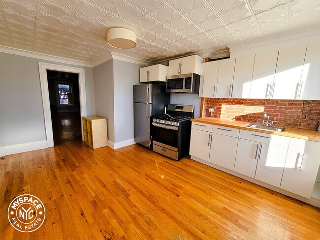 Building Photo - 37 Vanderbilt Ave