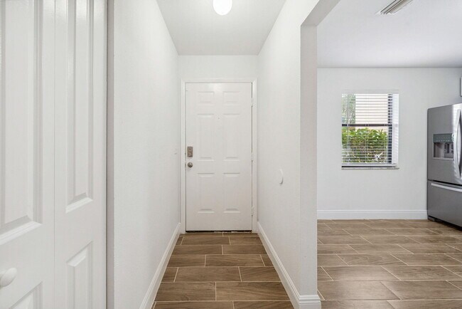 Building Photo - 1507 Lakeview Dr E