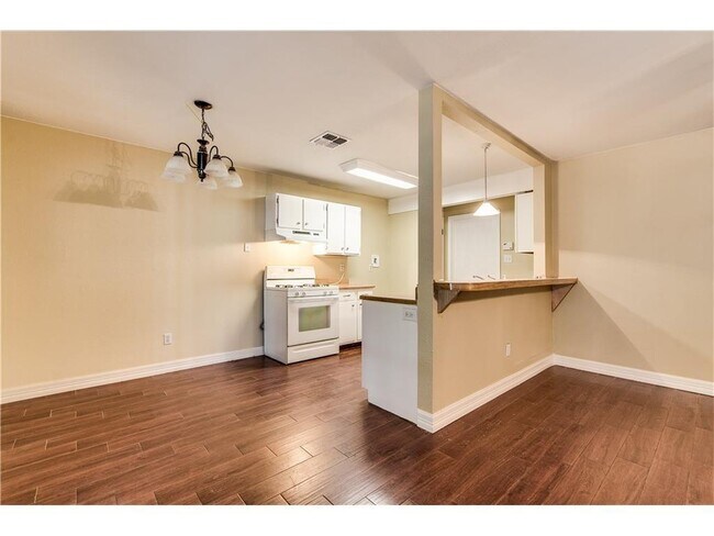 Foto del edificio - 2003 Heathwood Cir