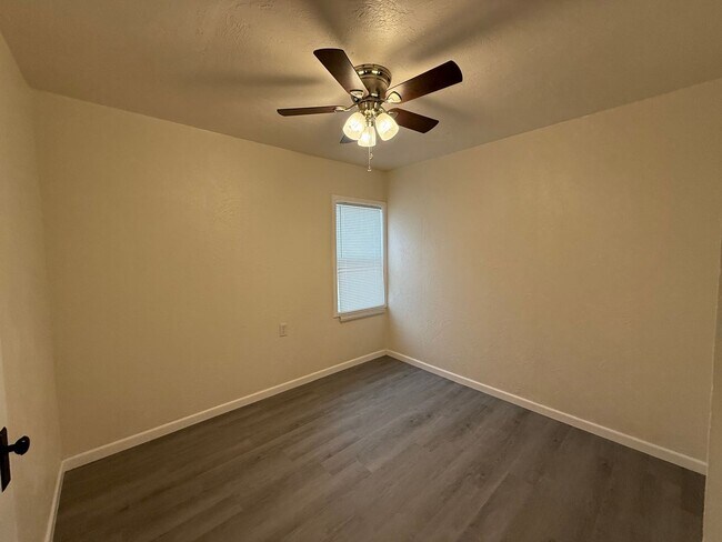 Foto del edificio - Remodeled Two Bedroom Home Fenced Yard