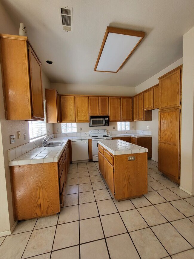 Foto del edificio - 4Bdm 2.5Ba Home in Convenient Location!