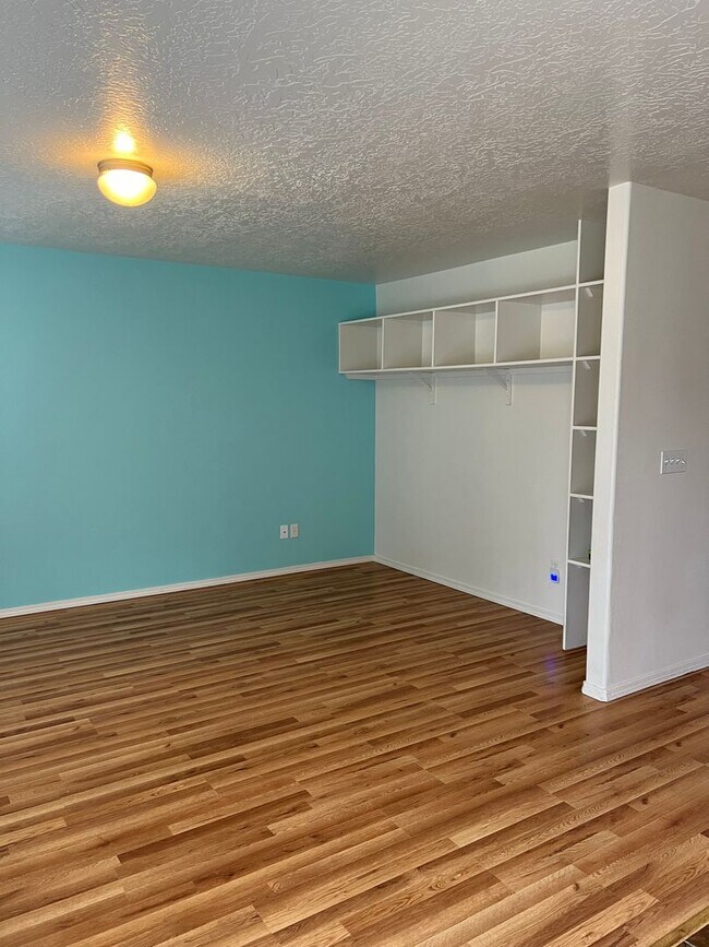 Building Photo - 4 bed 2.5 bath single family home in Nampa...