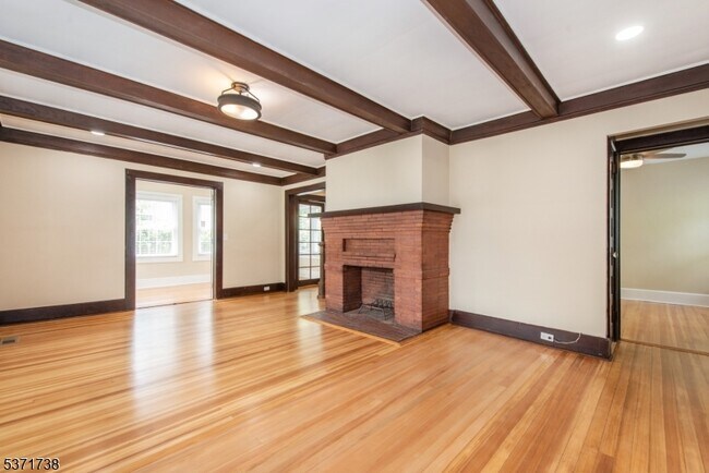 Building Photo - 50 Walnut Crescent