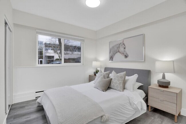 Building Photo - 2325 Glen Dr