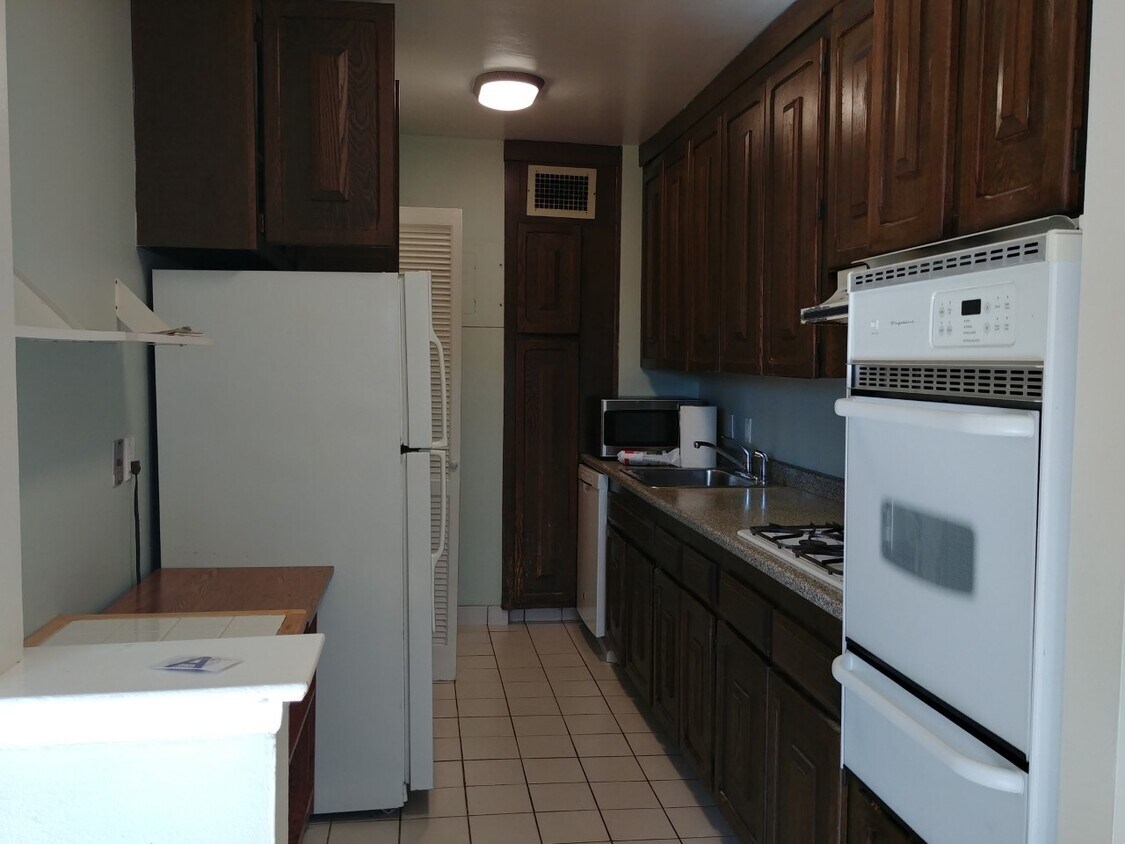 Kitchen - 30 Lake St