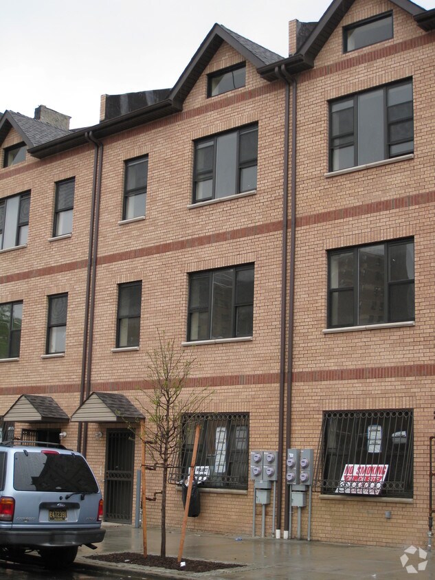 Building Photo - 247-251 Throop Ave