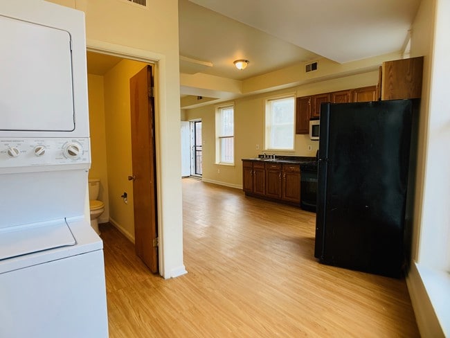 Building Photo - Lovely 2-level 2br/2ba apt
