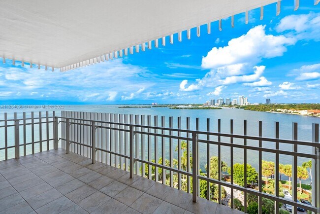 Foto del edificio - 1 Grove Isle Dr