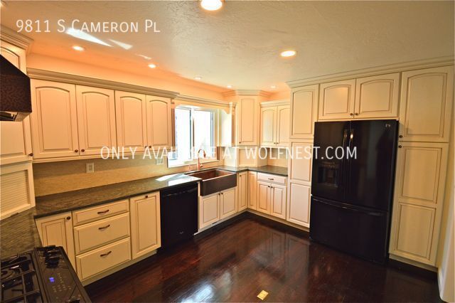 Building Photo - Gorgeous New Renovated 6 Bedroom East Sand...