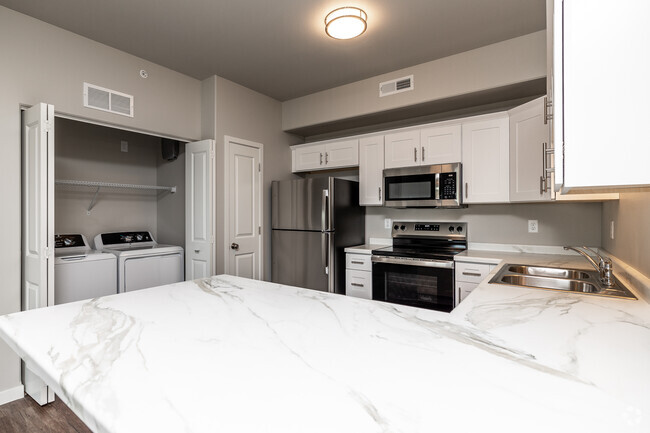 2BR, 2BA - 1,000 SF - Kitchen - Sycamore Suites