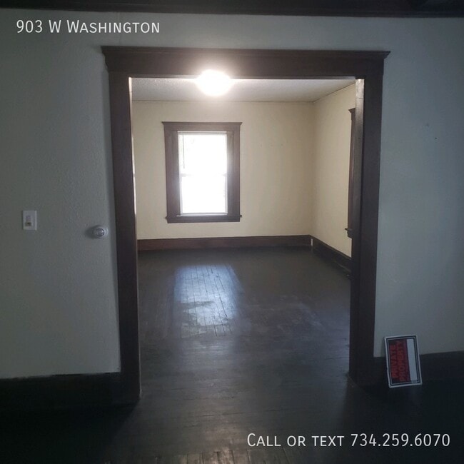 Building Photo - Four Bedroom on Washington