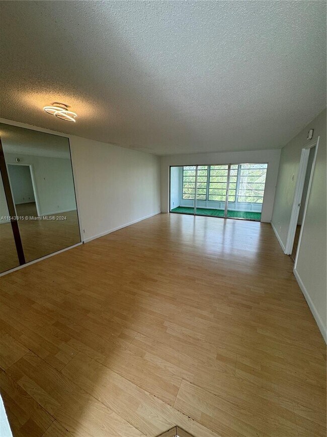 Foto del edificio - 8370 Sands Point Blvd