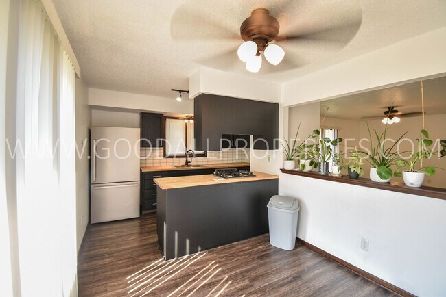 Building Photo - Updated 3 Bedroom 3 Bath Home in Des Moines