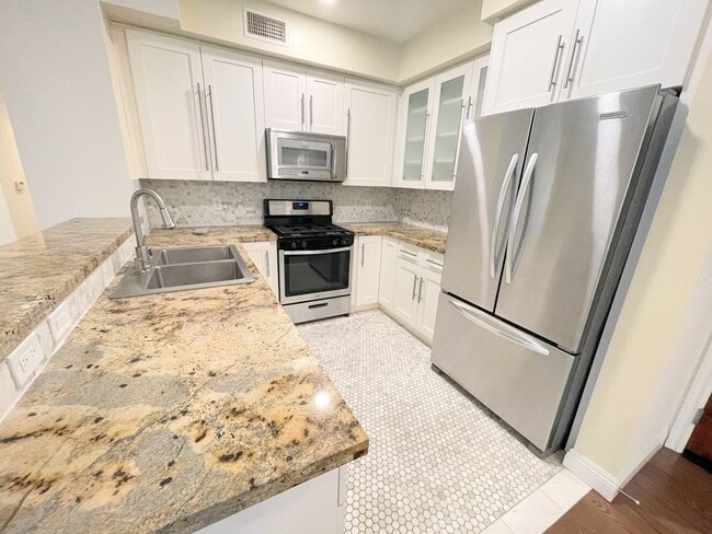Building Photo - Studio City living at a great price. 3bd/2ba condo, dual parking, water/trash included!