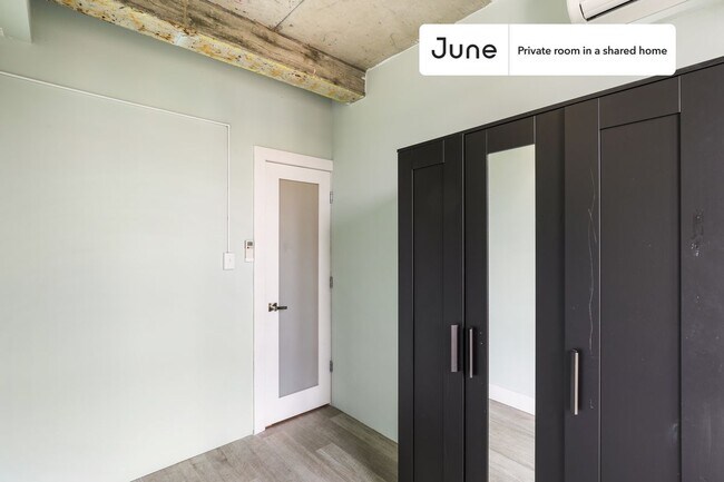 Building Photo - Private bedroom in 4 bed/1 bath Home