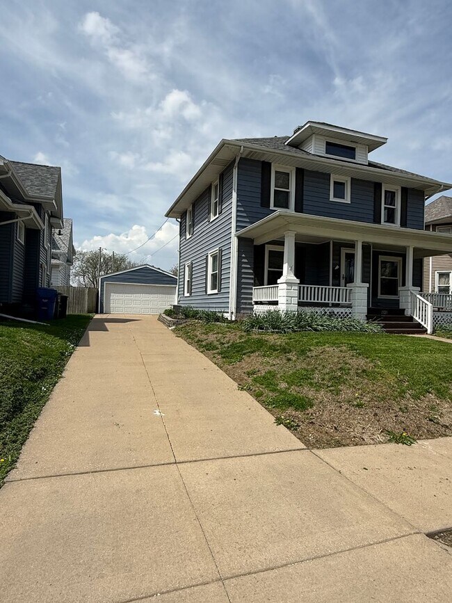 Foto del edificio - For Rent: Spacious 4-Bedroom Home in Moline, IL – $1,750/month