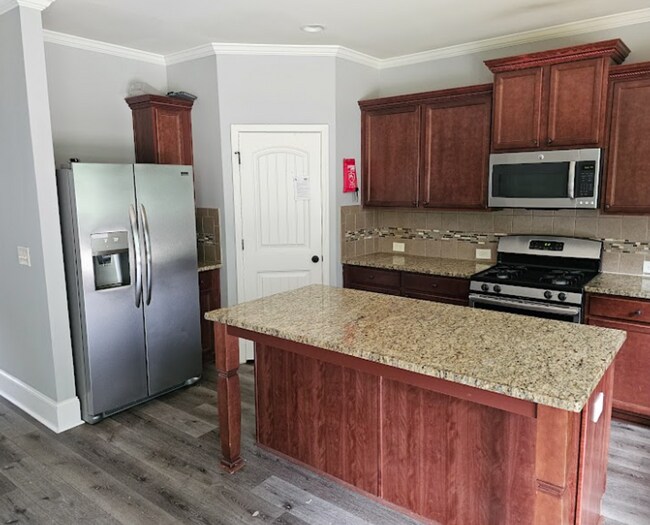 Building Photo - 77 Inverness Ave - Available Now! Spacious...