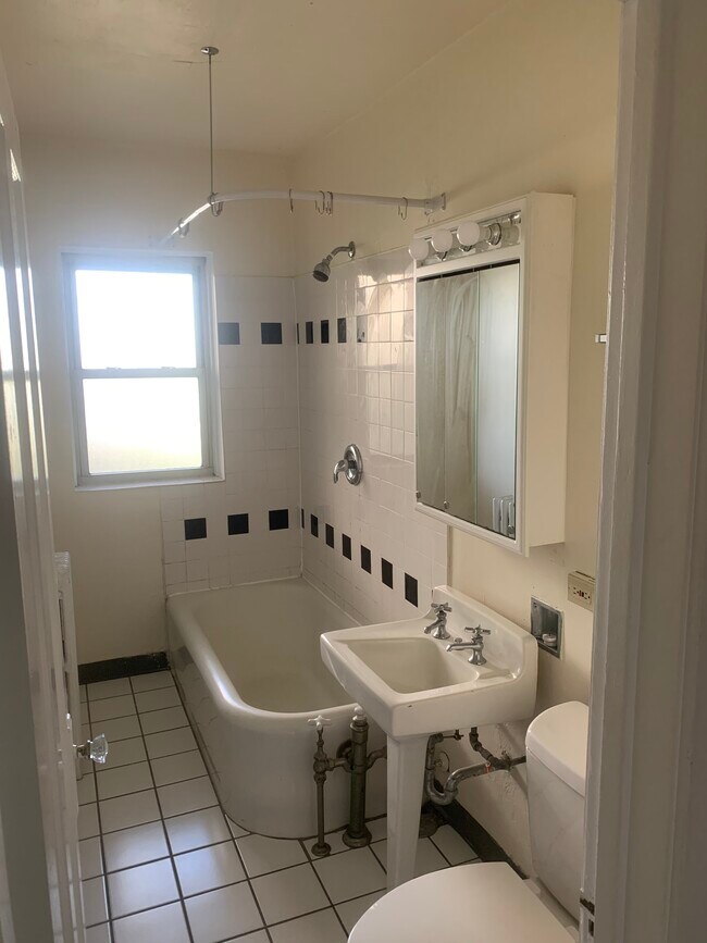 Bathroom - 902 S Cuyler Ave