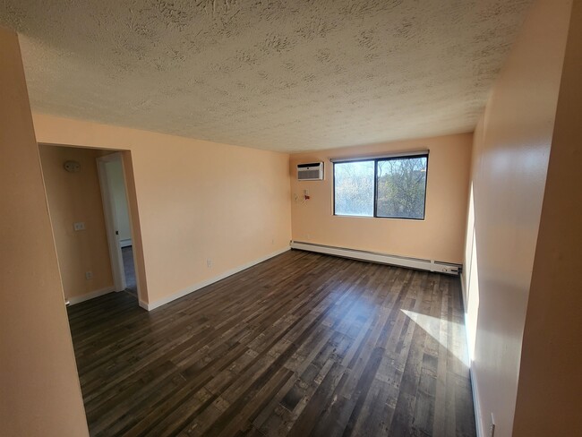 Building Photo - 75 Log St