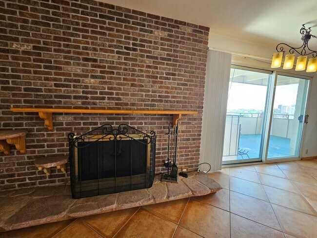 Building Photo - Amazing Penthouse 2 Bedroom 2 Bath With Mo...