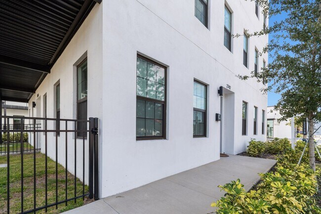 Foto del edificio - Modern Townhome For Lease in downtown St Pete and Warehouse Arts District