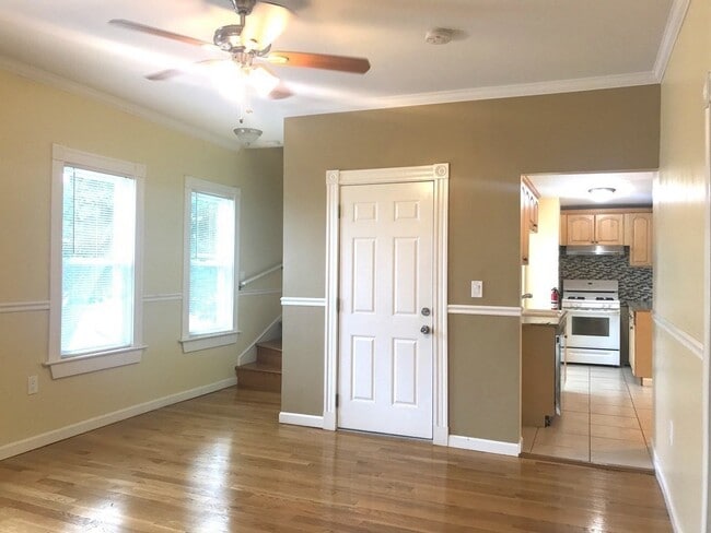 Building Photo - 8 Thayer Pl