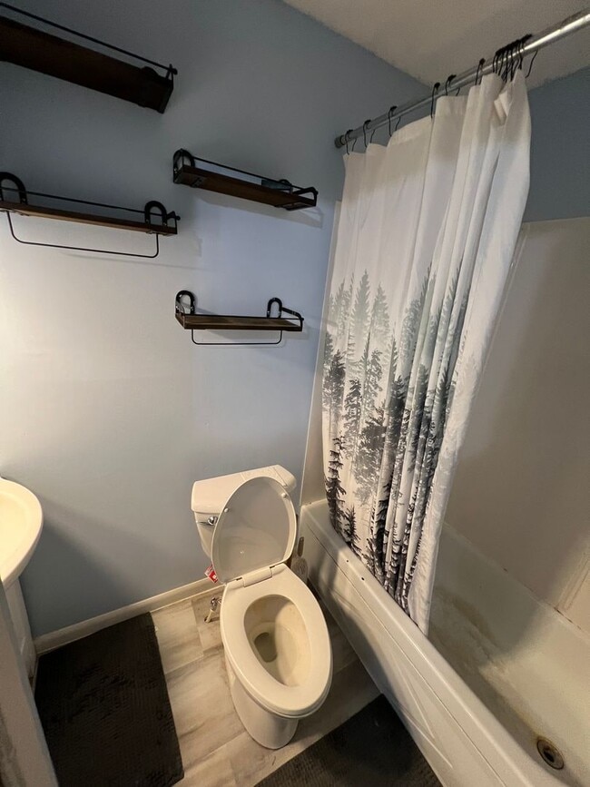 Building Photo - Welcome to this charming 2 bedroom, 2 bath...
