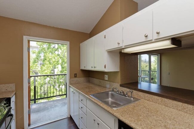 Building Photo - Stylish Upper Grand/Lakeshore top-floor Condo