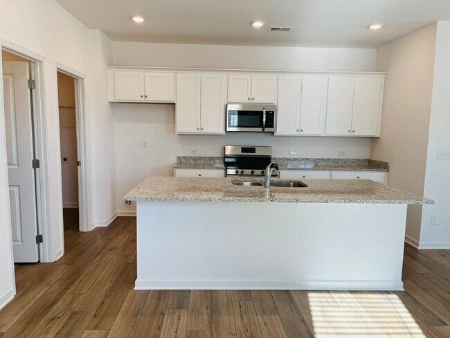 Foto del edificio - Wow! Brand NEW! 5 bed, 2.5 bath home, 2 ca...