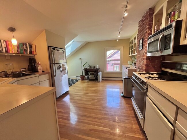 Building Photo - 35 Greenough Ave
