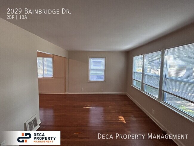 Foto del edificio - 2029 Bainbridge Dr