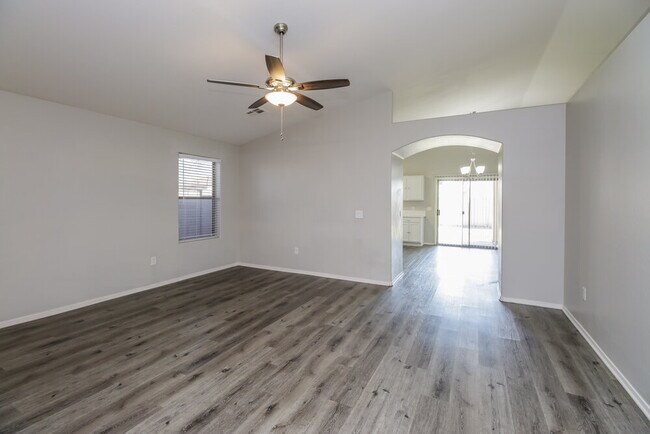 Building Photo - 5605 S 11th Pl