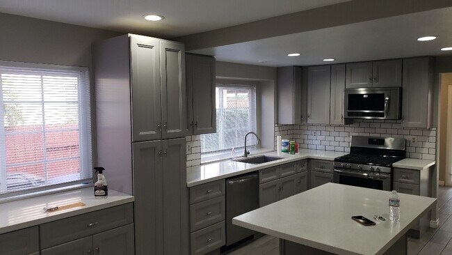 Building Photo - 3976 Klamath River Dr