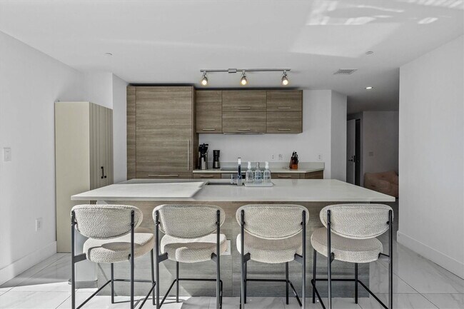 Foto del edificio - 650 NE 32nd St